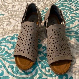 Soft beige open toe shoes size 7